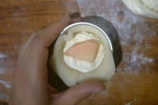 中间放入桃子块或者芒果块