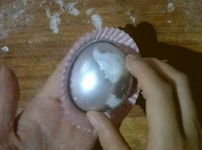 倒扣在纸托上