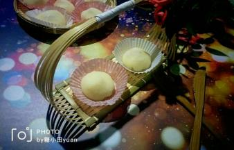 两种口味用了两个颜色的纸托。吃不完的可以冷藏保存，吃的时候取出室温回温下即可，为保证口感尽快吃完噢~