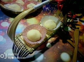 两种口味用了两个颜色的纸托。吃不完的可以冷藏保存，吃的时候取出室温回温下即可，为保证口感尽快吃完噢~