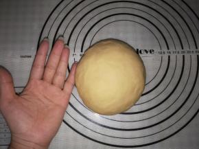 将主料的材料混合均匀，揉至面团光滑（三光状态:盘光、手光、面光）
