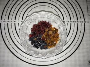 将果干切碎备用