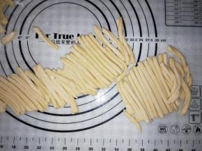 切成面条大小。