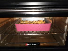 180℃预热烤箱，中层上下火烤12-15分钟，表面金黄即可。