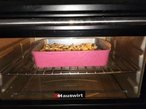 180℃预热烤箱，中层上下火烤12-15分钟，表面金黄即可。