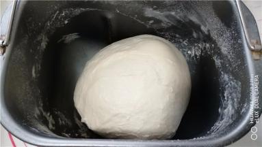 将主材中除油以外的食材放入面包机内胆，启动和面程序。