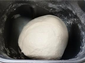 将主材中除油以外的食材放入面包机内胆，启动和面程序。