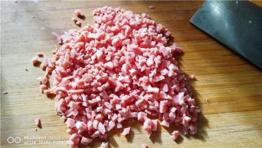 在和面团期间，将火腿肠切成碎粒备用。