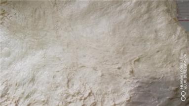 取出面团擀成片。