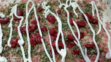 放上适量的蕃茄沙司酱和沙拉酱。切成块。