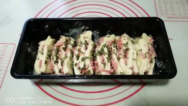 将叠放的面包坯排入吐司盒内，进行发酵。