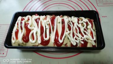 挤上沙拉酱，放入预热好的烤箱，180度烘焙25分钟。