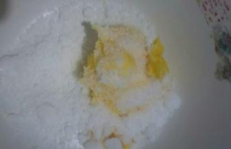 首先把白糖和黄油拌匀，拌至融为一体，可拌至黄油微微发白