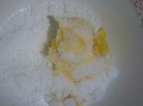 首先把白糖和黄油拌匀，拌至融为一体，可拌至黄油微微发白