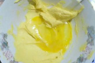 分三次加入蛋液拌匀，每次都是将蛋液与黄油拌匀后再加下一次蛋液