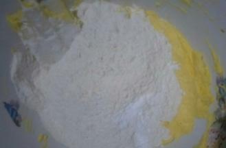 筛入面粉和泡打粉