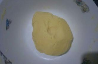 带一次性手套，揉成光滑面团。