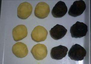 将面团和豆沙都均分成自己喜欢的大小，我分了6等份