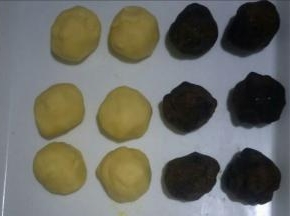 将面团和豆沙都均分成自己喜欢的大小，我分了6等份
