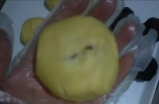 虎口推擀式包起，最后收口，尽量不要包进空气