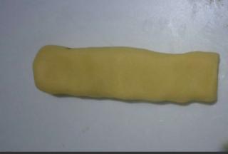 将包好的面团搓长条，注意饼皮的均匀度，或者做成自己喜欢的样子