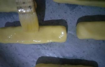 表面用刷子刷一层蛋液(此方中蛋液的用量是30克，可以将一个鸡蛋打散取30克用于面团中，剩余的蛋液用来刷面)