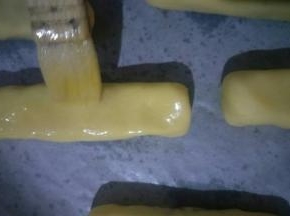 表面用刷子刷一层蛋液(此方中蛋液的用量是30克，可以将一个鸡蛋打散取30克用于面团中，剩余的蛋液用来刷面)