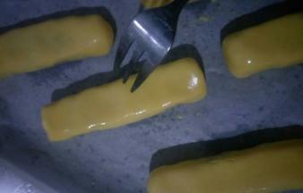 用叉子或牙签画上自己喜欢的花纹，不用画的太深