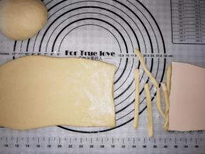 面团分割排气，擀成薄饼。