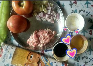 准备食材，蒜切片，圆葱切丁，猪肉切丁，青椒切丝备用