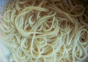 首先煮面，锅中倒入清水，水开后加一点点盐，放入意大利面条，煮8分钟左右(具体时间根据自己情况来决定，煮熟就可以啦)，期间准备一大盆凉白开，把煮熟的面条放入，就是将面过下冷开水