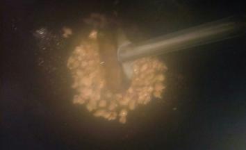 放入猪肉丁，炒熟