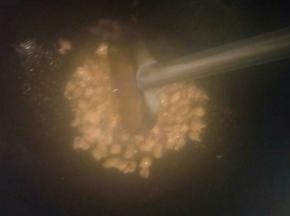 放入猪肉丁，炒熟