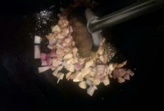 再放入蒜片和圆葱丁炒香后加入生抽