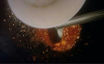 翻炒西红柿软烂，汤汁浓稠，加入盐和鸡精翻炒均匀关火盛出备用