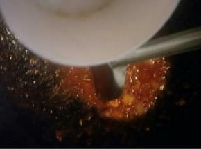 翻炒西红柿软烂，汤汁浓稠，加入盐和鸡精翻炒均匀关火盛出备用