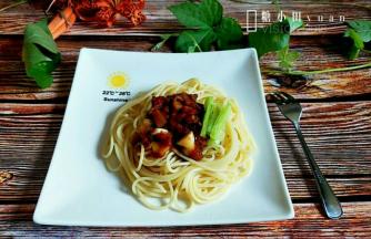 把面盛入盘中，放入适量刚炒好的番茄酱，放入青椒丝装饰下(不喜欢的可以换成自己喜欢的)