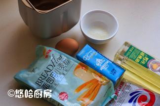 白吐司的材料很简单，我一直用植物油做吐司，这次用的是核桃油，液体的用量要根据鸡蛋的大小来调整。