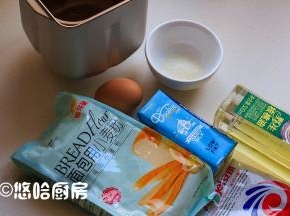 白吐司的材料很简单，我一直用植物油做吐司，这次用的是核桃油，液体的用量要根据鸡蛋的大小来调整。