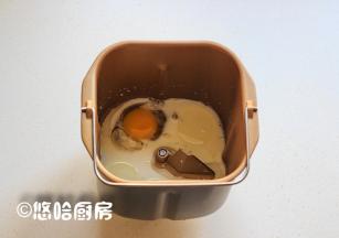 面包机桶中先放入1个鸡蛋，再放牛奶、盐、细砂糖、植物油。
