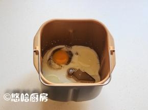 面包机桶中先放入1个鸡蛋，再放牛奶、盐、细砂糖、植物油。