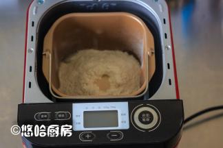 面包桶旋转安装到位，按菜单选择程序6：松软面包，显示的默认时间是2小时35分钟，默认的烧色是中，这个可以调整，默认的重量是750克，如果面粉用的少，重量可以选择，按启动开始运行。