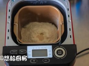 面包桶旋转安装到位，按菜单选择程序6：松软面包，显示的默认时间是2小时35分钟，默认的烧色是中，这个可以调整，默认的重量是750克，如果面粉用的少，重量可以选择，按启动开始运行。