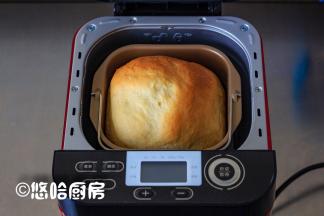 烘烤结束，一个大面包烤好了，真省事，不用动手。