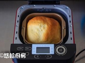 烘烤结束，一个大面包烤好了，真省事，不用动手。