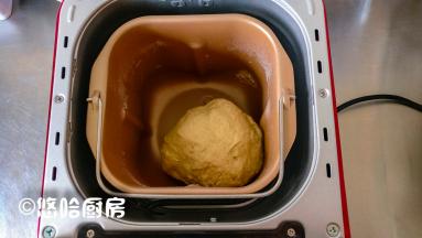 面粉很快就揉成团，面包桶内很干净，不沾的内桶好用。
