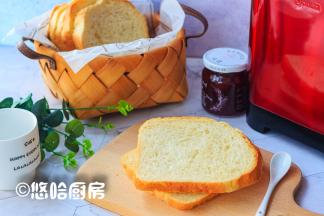 吐司彻底放凉后再切片，热的吐司里面很软，切开会坑坑洼洼不好看。