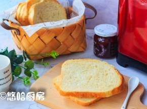 吐司彻底放凉后再切片，热的吐司里面很软，切开会坑坑洼洼不好看。