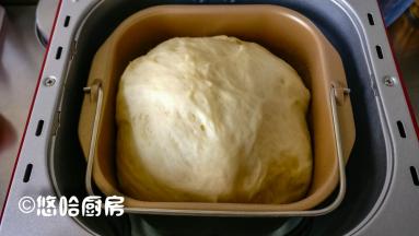 中间的时候忍不住又打开看了一下，面团发的好高。