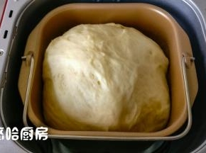 中间的时候忍不住又打开看了一下，面团发的好高。